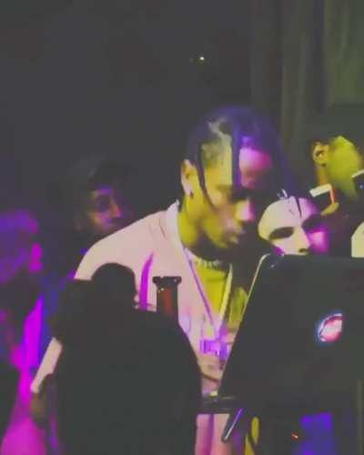 Travis = Uzi