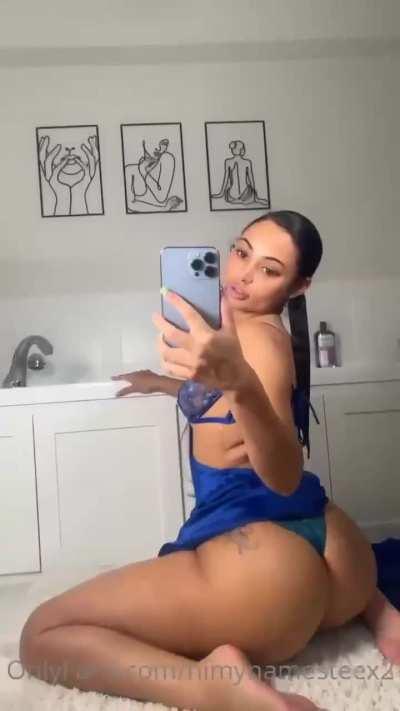 💙🍑🤳🏽👙😈