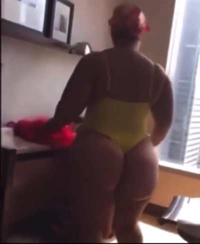 Pinkyxxx throwback of her getting ready showing off her big ass booty