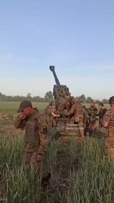 Marines of the 406th Artillery Brigade send greetings to the invaders from the American howitzer M777. 🤘🇺🇦🇺🇲