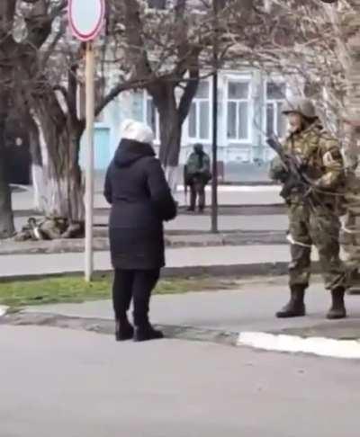 Ukrainian women are not afraid of enemy soldiers and bravely tell them to their faces what they think