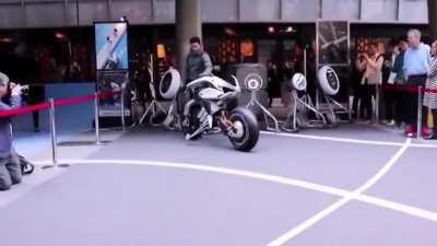 This self balancing bike uses AI system and haptic human machine interface, designed by Yamaha..