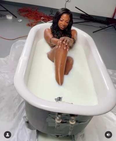 Kandi in a tub of milk 😯🤩