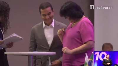 Evento de entrada da Ex-ministra Damares no Republicanos tem som de crianças gritando. O som realmente foi colocado ao vivo.