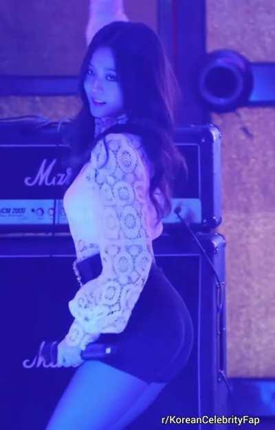 Jisoo Tight Ass