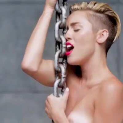 (nsfw) A hot little edit I made of Miley Cyrus’ uncut “Wrecking Ball” vid.