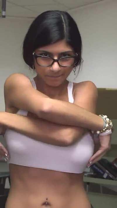 Busty Mia Khalifa