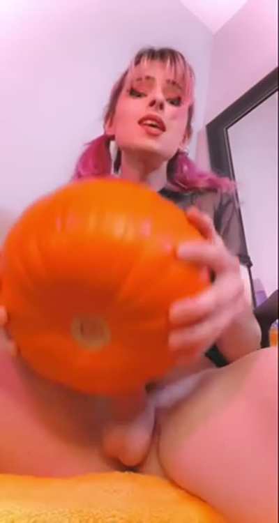 I fucked a pumpkin. New kink unlocked.