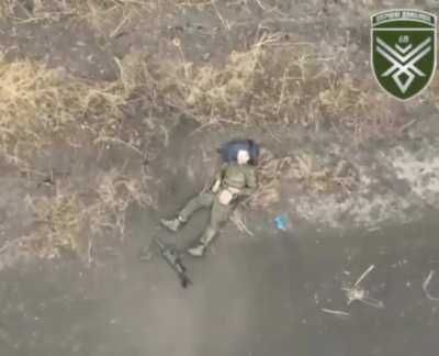 Ukrainian eliminated a Russian soldier sleeping on a battlefield