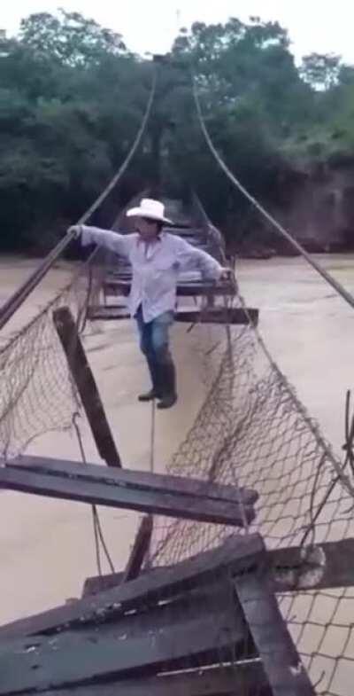 Man crossing a river during the Iota hurricane floodings in Honduras. Sorry for potato quality