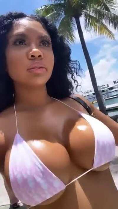 The way them titties bouncing 🤤