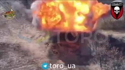 A Ukrainian FPV pilot flies his quad into a stockpile of Russian TM-62 anti-tank mines