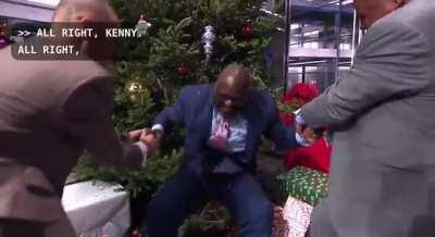 Kenny Smith pushes Shaq into a Christmas Tree🤣