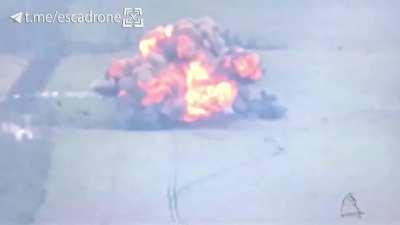 A Ukrainian FPV loitering drone hits a Russian T-62 causing a catastrophic explosion