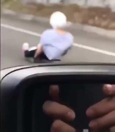 Sitting on a skateboard and speeding at 80 km/h on the highway. What could go wrong?