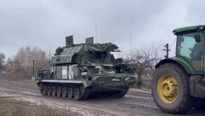 This Ukrainian farmer was spotted carrying a Russian Tor-M2 (probably the same one captured a couple of days ago).