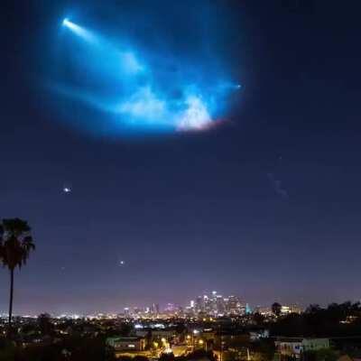 🔥 SpaceX falcon9 leaving earth's atmosphere creating the twilight phenomenon