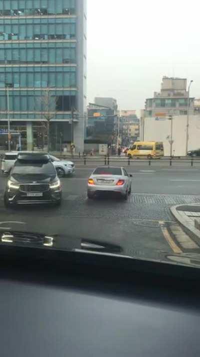 I must say that I was pleasantly surprised today when I saw a Seoul driver using their signal to turn [VIDEO]