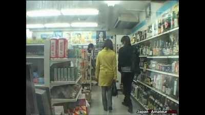 [/r/JapanXAmateur] Japanese Girl Putting On A Show In A Convenience Store