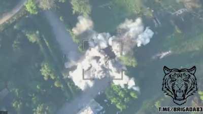 Russian Krasnopol strike on a building with UAF positions near Chaikivka. 50.323021, 37.166500