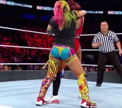 Asuka 🍑 jiggle