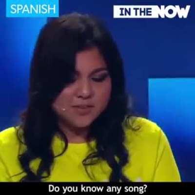 Menina falando impressionantes SETE IDIOMAS.