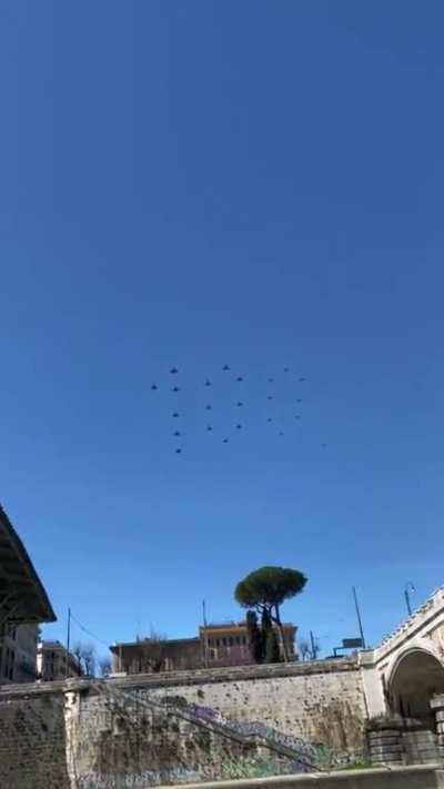 Seven F-35s, 8 Eurofighters and 8 T-346 flew over Rome today to celebrate the Aeronautica Militare's 100th Anniversary. Virtute Siderum Tenus