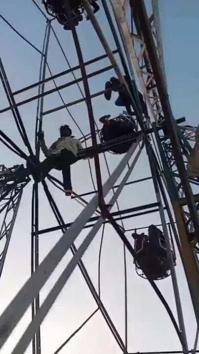 ferris wheel powered by two guys