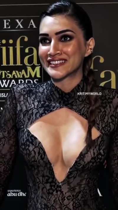 Kriti sanon yummy cleavage 🤤