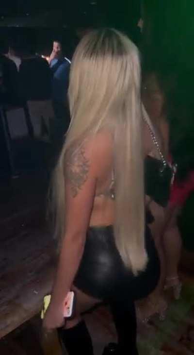 Thallita Treyce rebola gostoso na balada