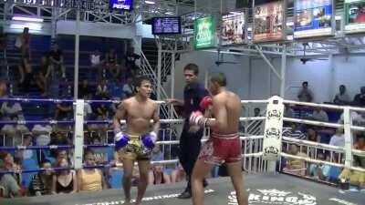 Lerdsila known as &quot;The Mayweather of Muay Thai” has some crazy reflexes