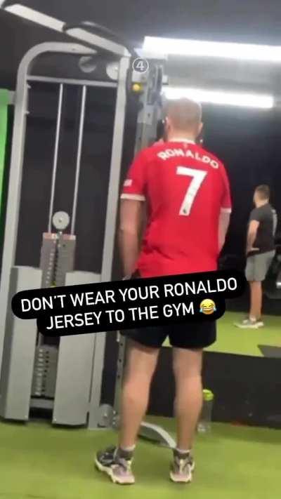 😂😂😂 Por que não se deve usar uma camiseta do Cristiano Ronaldo na academia