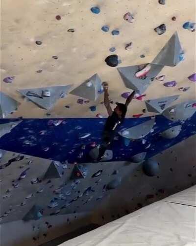 Pro climber displays incredible upper body strength