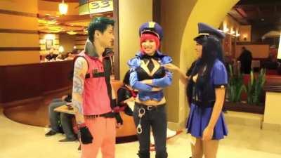 Cosplayer Kakashi terrorizes citizens of comic con