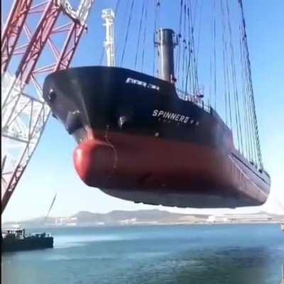 The world's biggest floating crane &quot;Hyundai 10000&quot; carrying a huge ship