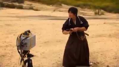 A Japanese samurai cuts a flying bullet in half at 320km / h !!!