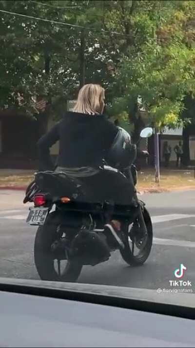 This traffic light in Argentina doesn't turn green unless everyone in a motorcycle is wearing a helmet