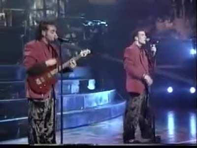 That one time *NSYNC posed as a rock band and played âThat Thing You Doâ at their 1999 concert.