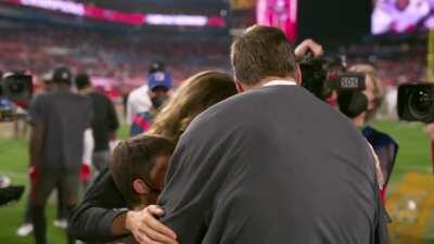 [Highlight] The Brady bunch finds Tom on the field to celebrate his seventh Super Bowl win