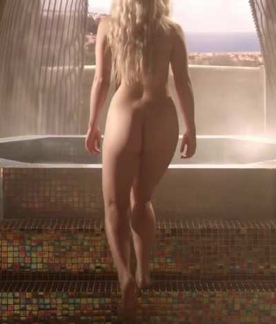 Emilia Clarke completely naked