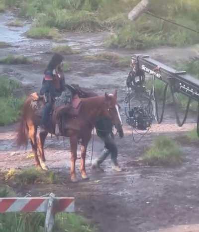 Better look at Bella(Ellie) and Isabela(Dina) filming s2!