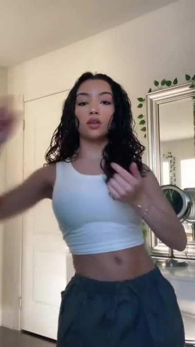 Alessya TikTok Dance