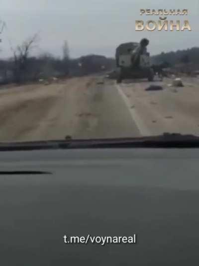 Many of the Russian columns coming in are unarmored - which means things like this are happening. An artillery unit destroyed while moving up - possibly by Ukrainian ambush