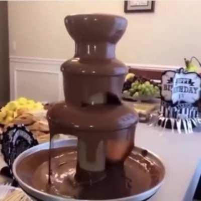 Chocolate fountain go brrrrrrr