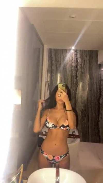 Esha Gupta does Mirror Selfie in Sexy Bikini 👙