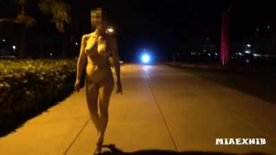 Throwback to one of my most epic naked walk (in high heels)