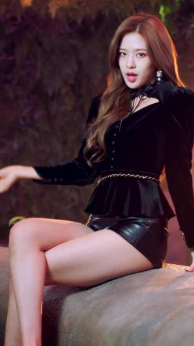 IVE - Yujin's Thighs