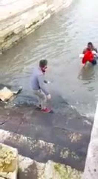 Passing by Hero saves old man from drowning (bystanders were only watching and filming) 12 Dec 2020