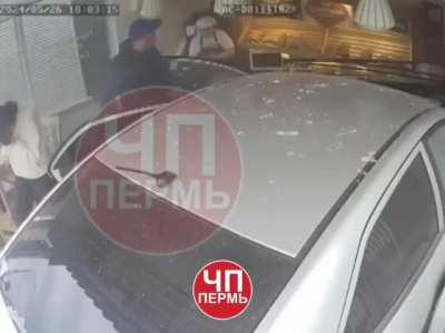 In Perm, a car crashed into a bakery building and nearly killed a sales clerk