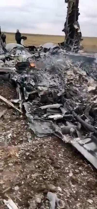 A downed Su-34 or SU-30SM burns out. Where and when the video was filmed is unknown 💪🇺🇦